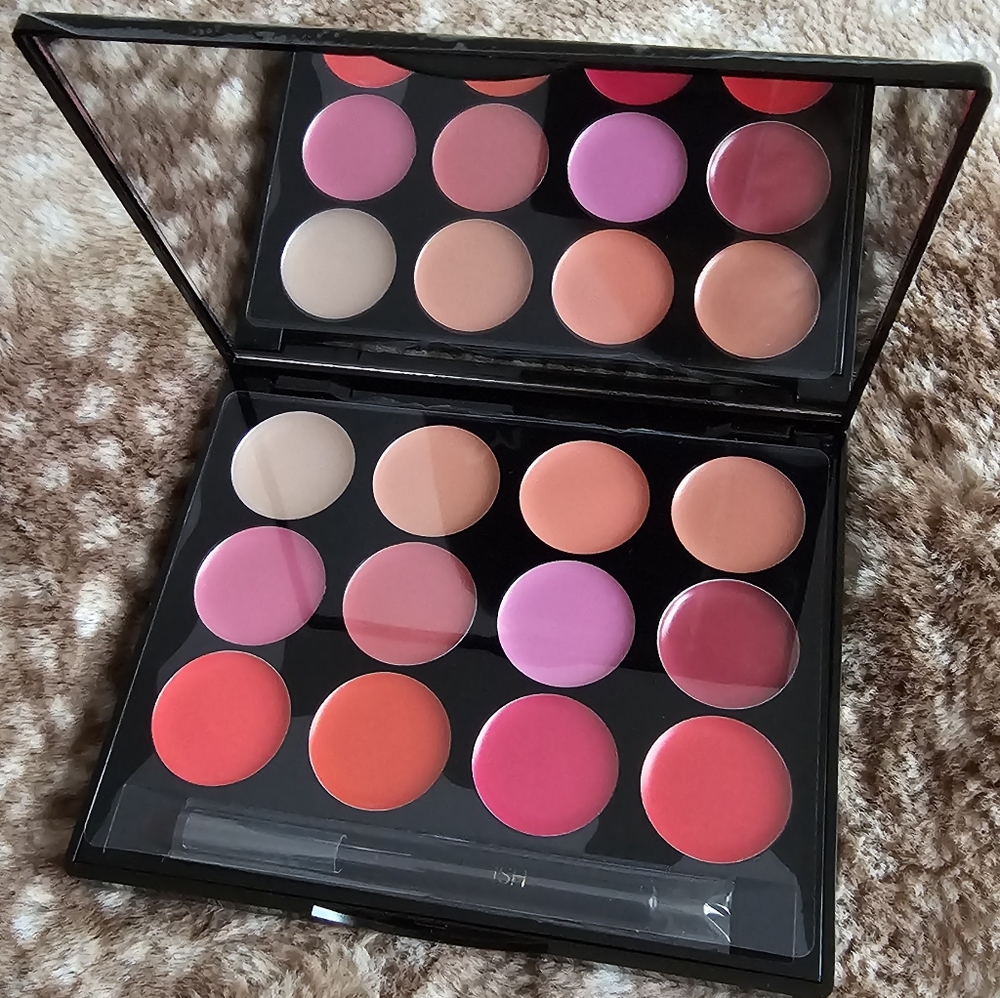 Ish Lip Pallet